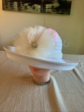 Elegant White Wide-Brim Church Hat with Floral Accent and Pink Feather Accent